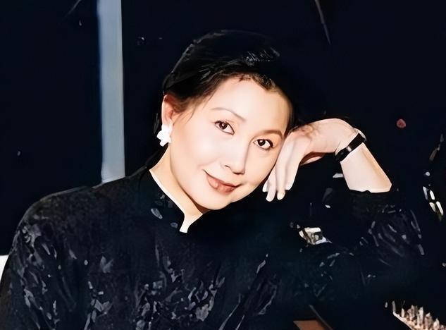 华体会体育官方网站-突传死讯！香港知名演员老公在家中离世，坐在轮椅上没了呼吸