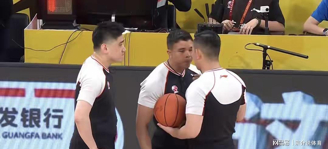 华体会体育登录入口-CBA重金聘请外籍裁判成笑话，总决赛吹稀烂，球迷怒喷